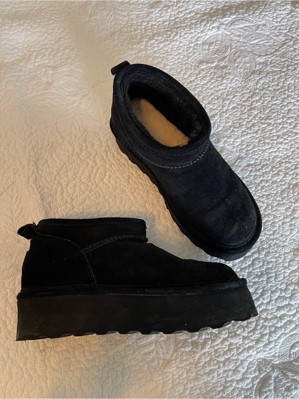 Bearpaw women’s Black Suede Ankle Boots